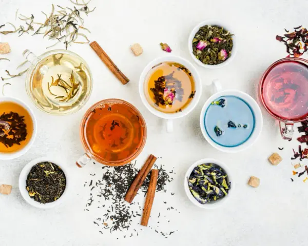 Assortiment de thés colorés, dont une tisane anti inflammatoire, avec des épices et des fleurs séchées.
