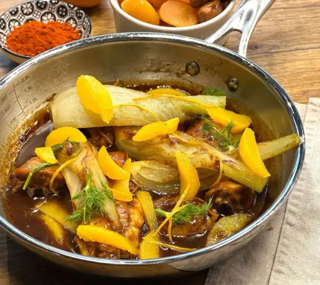 Fenouil et morceaux de viande mijotés dans une sauce sucré salé, garnis de zestes d'orange et d'aneth.