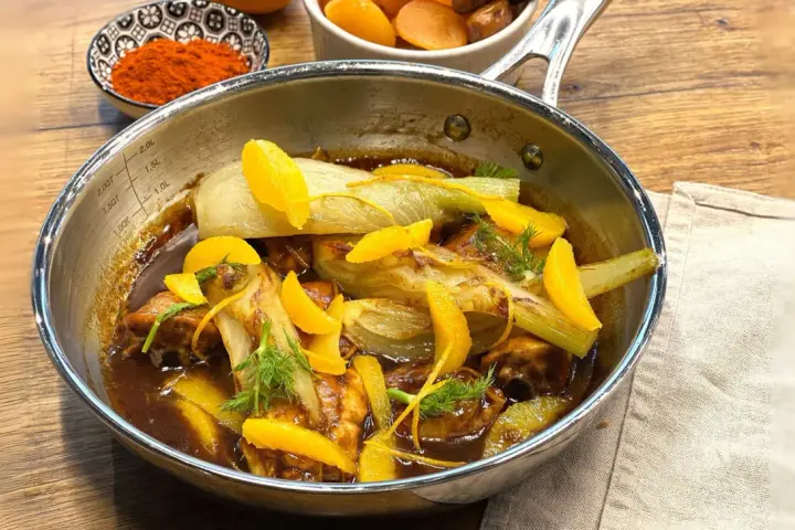 Fenouil et morceaux de viande mijotés dans une sauce sucré salé, garnis de zestes d'orange et d'aneth.