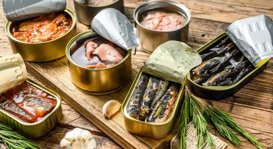Boîtes de sardines, maquereaux et autres conserves de poisson. Un plat qui peut déclencher une allergie au poisson.