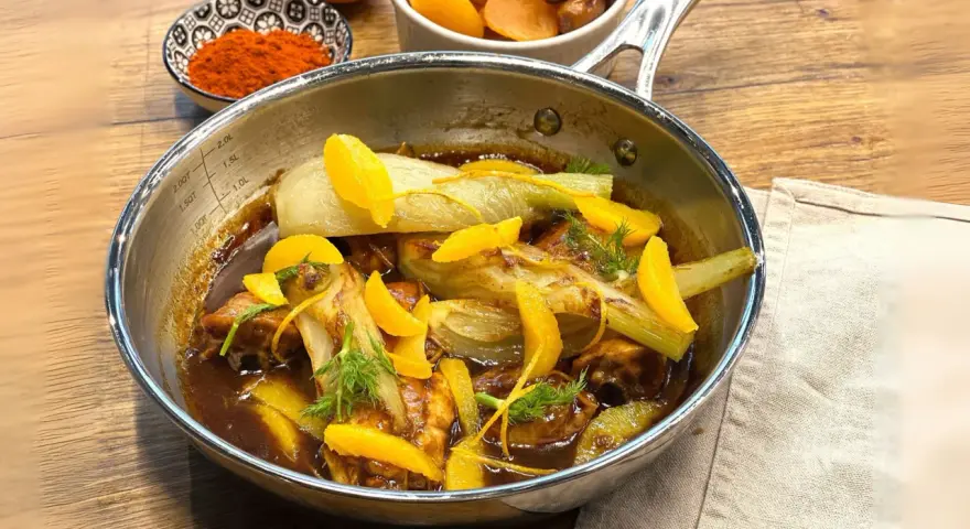 Fenouil et morceaux de viande mijotés dans une sauce sucré salé, garnis de zestes d'orange et d'aneth.