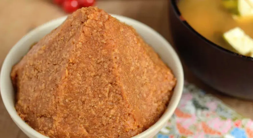 Un bol de pâte de miso brun, prêt à être transformé en une délicieuse sauce miso blanc.
