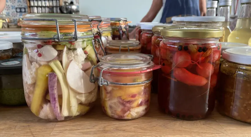Bocaux de légumes lacto-fermentés, colorés et variés, prêts à être dégustés. Des pickles de légumes maison pour une touche croquante.