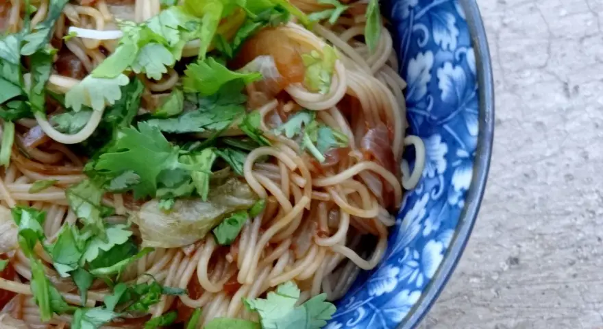 Délicieuse recette de nouilles de riz sauce soja, garnie de coriandre fraîche. Un plat simple et savoureux.