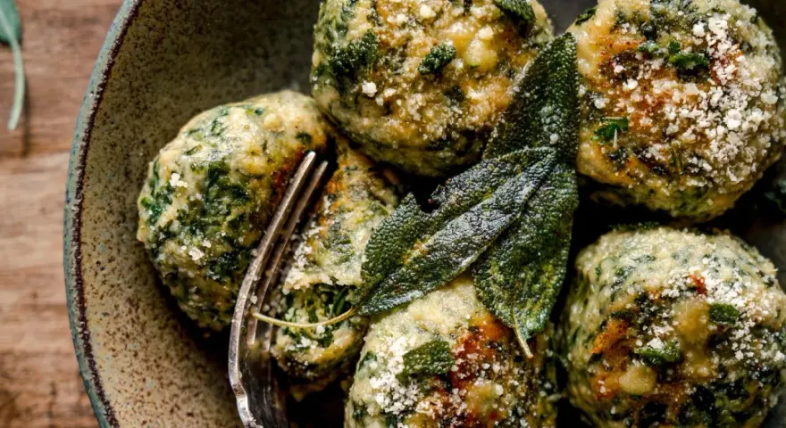 Boules de pain et d'épinards, parsemées de parmesan et garnies de feuilles de sauge. Une délicieuse recette d'épinard à essayer.