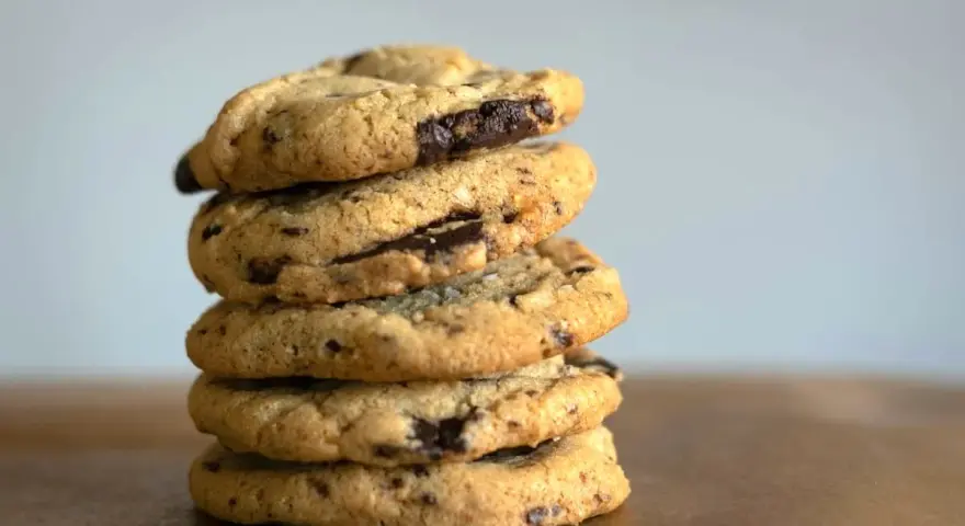 Pile de délicieux cookies aux pépites de chocolat, faits avec de l'huile de coco pour une texture parfaite.