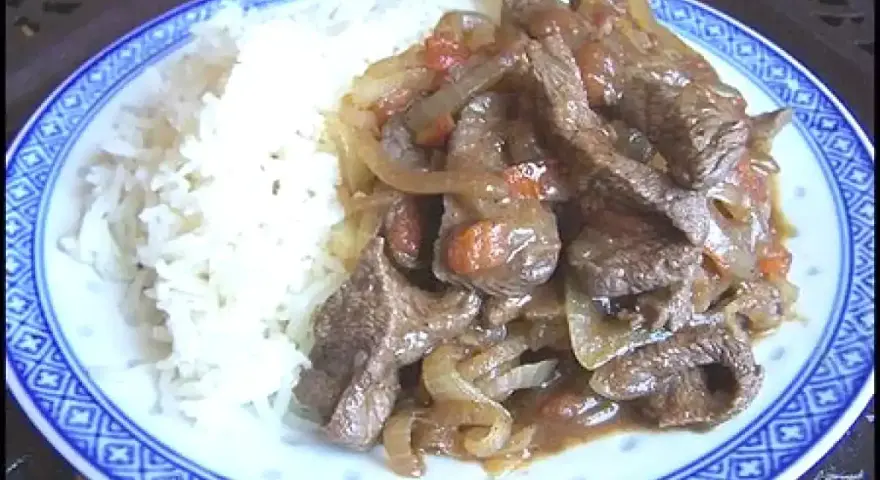 Boeuf sauce soja, tendre et savoureux, servi avec du riz blanc parfumé. Un plat asiatique réconfortant.