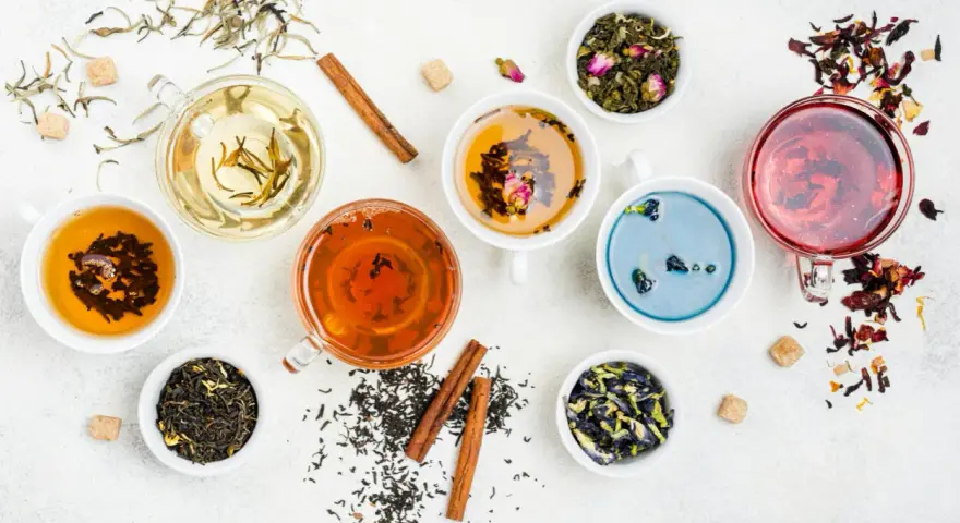 Assortiment de thés colorés, dont une tisane anti inflammatoire, avec des épices et des fleurs séchées.