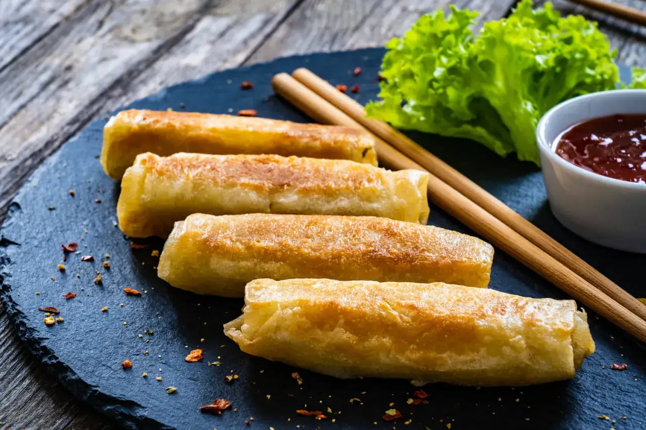 Quatre nems dor&eacute;s et croustillants, pr&ecirc;ts &agrave; &ecirc;tre d&eacute;gust&eacute;s avec une sauce sucr&eacute;e. Une recette nems parfaite pour un ap&eacute;ritif.