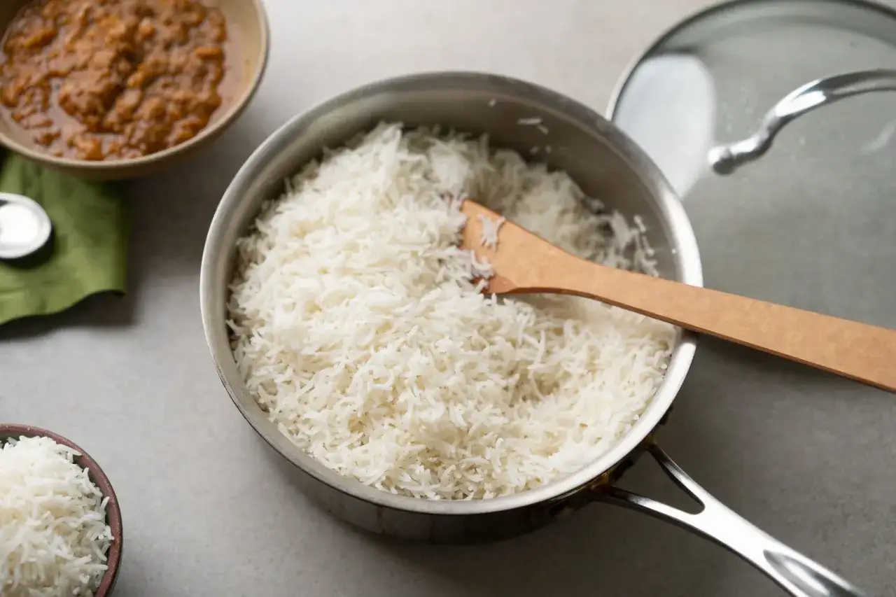 Riz basmati, dont l'origine est un gage de qualit&eacute;, cuit &agrave; la perfection dans une casserole, pr&ecirc;t &agrave; accompagner un plat savoureux.