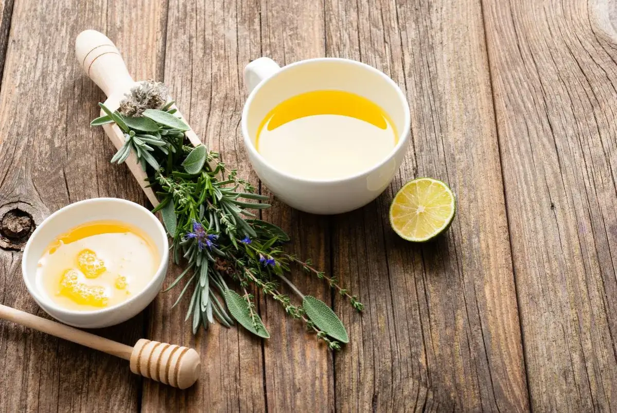 Infusion d'herbes, miel et citron pour se d&eacute;boucher le nez.