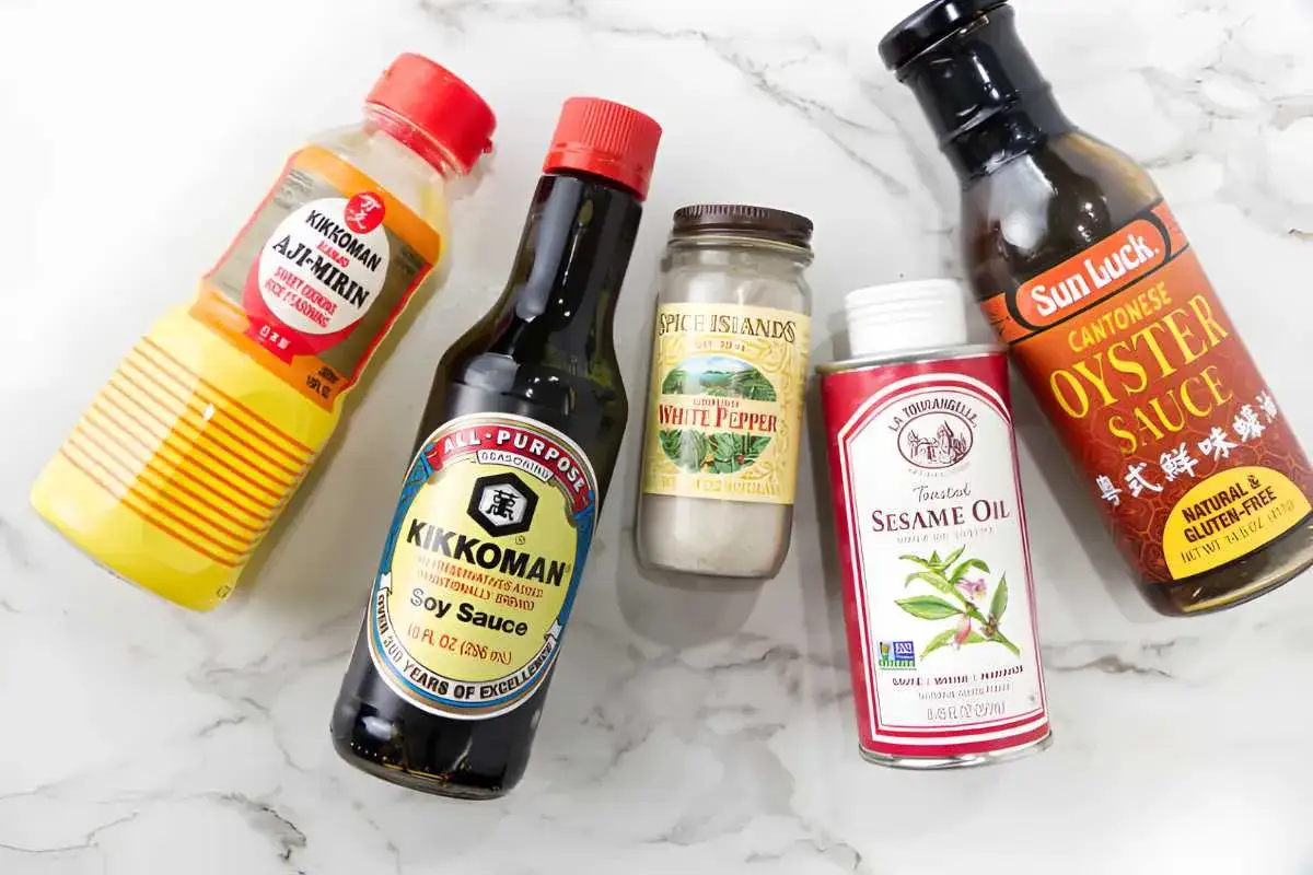 Bouteilles de sauce soja, mirin, huile de s&eacute;same, poivre blanc et sauce aux hu&icirc;tres, ingr&eacute;dients parfaits pour une sauce asiatique pour riz.