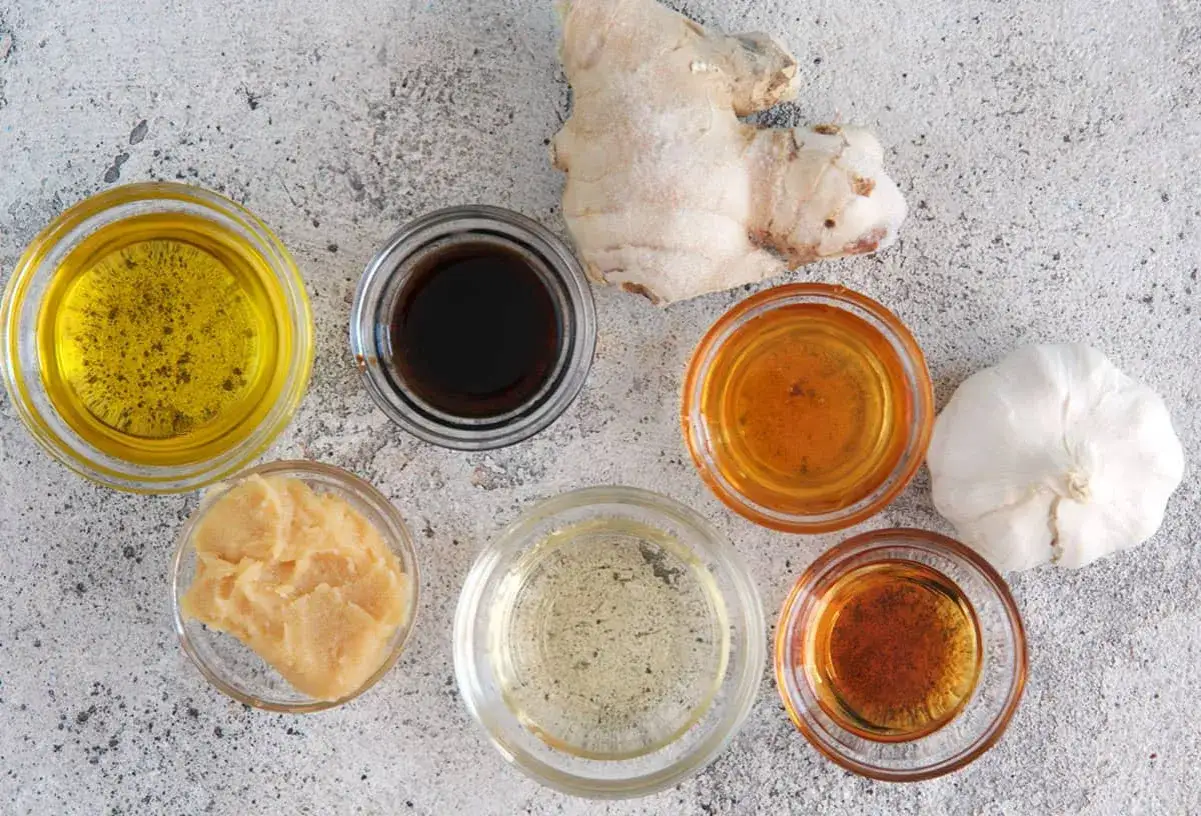 Ingrédients pour une vinaigrette miso : huile, sauce soja, gingembre, ail, miel et vinaigre.