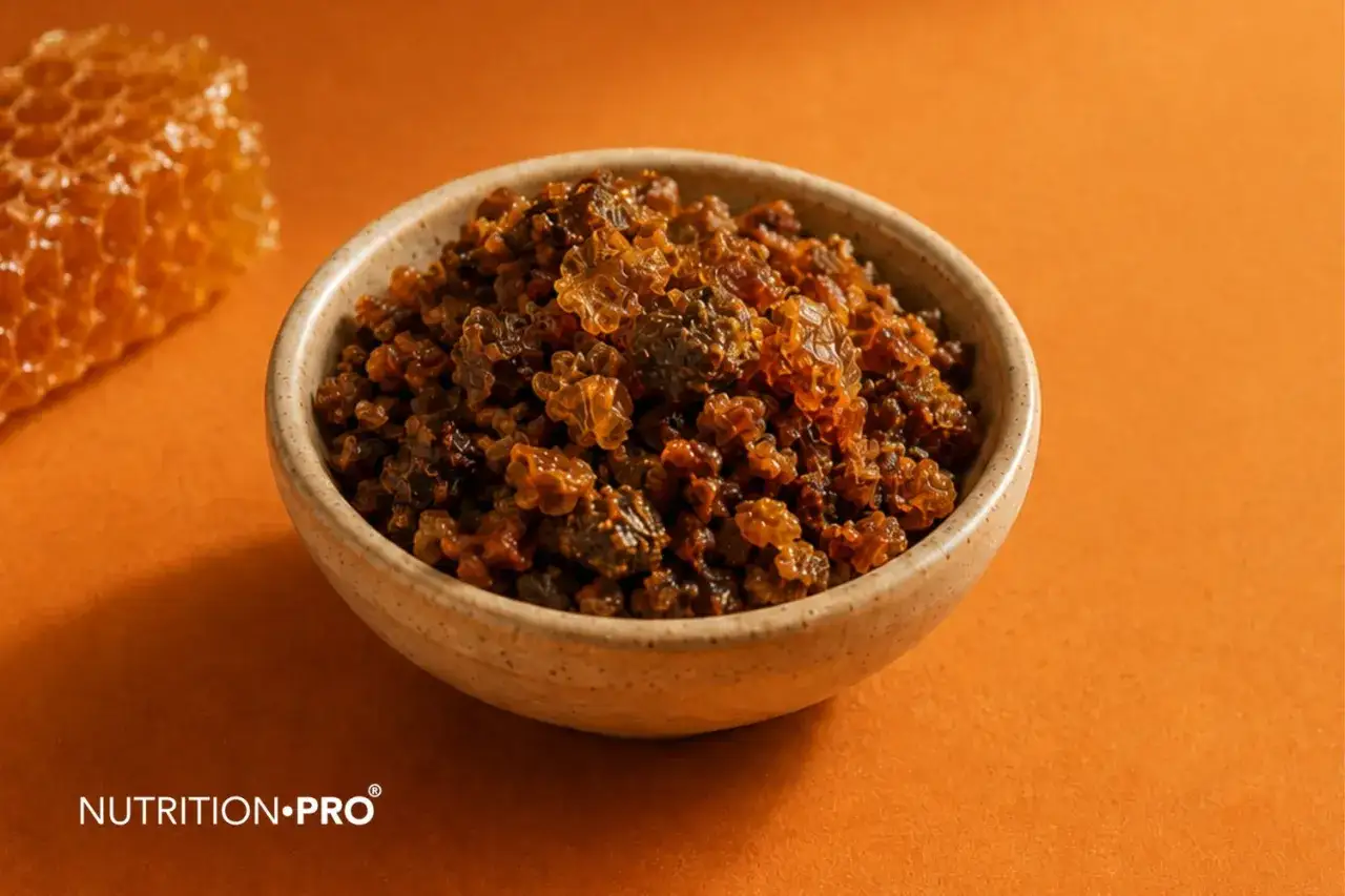 Un bol de propolis brute, avec un morceau de rayon de miel &agrave; c&ocirc;t&eacute;. Attention, le propolis peut pr&eacute;senter un danger pour les personnes allergiques.