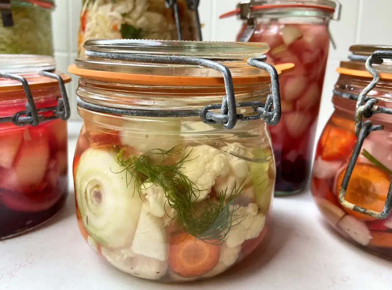 Bocaux de l&eacute;gumes en lacto fermentation : chou-fleur, carottes, fenouil et aneth.