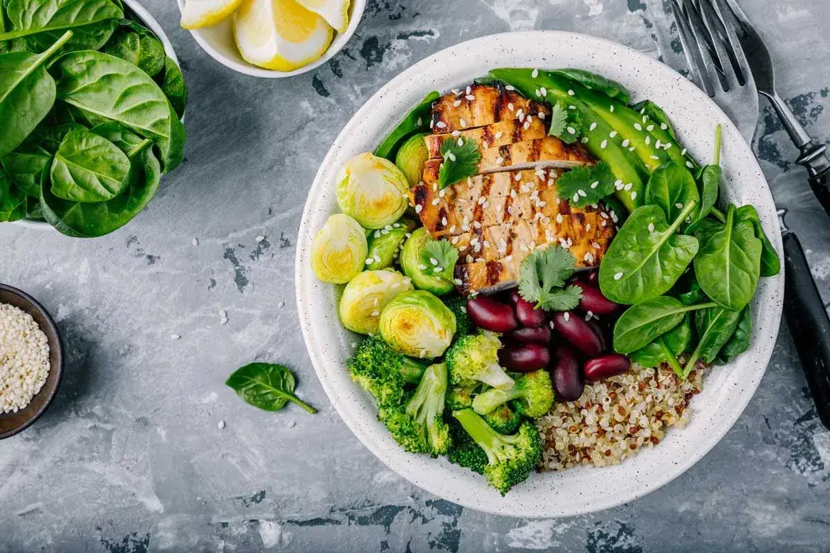 Un plat color&eacute; avec poulet grill&eacute;, brocolis, &eacute;pinards, haricots rouges et quinoa. Un repas sain, plein d'aliments anti inflammatoires.