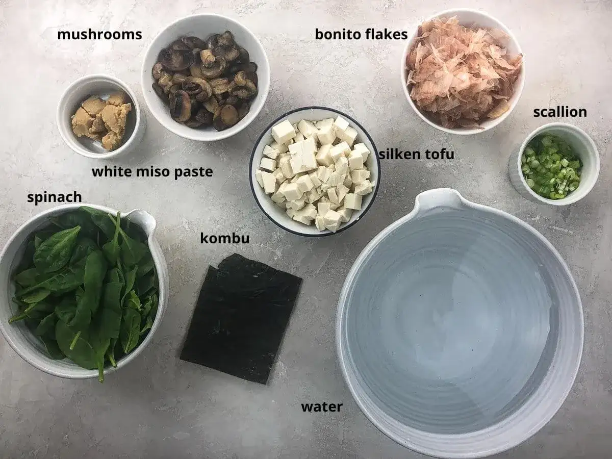 Ingr&eacute;dients pour un d&eacute;licieux bouillon miso : tofu soyeux, champignons, &eacute;pinards, p&acirc;te de miso blanc, flocons de bonite, oignon nouveau, kombu et eau.