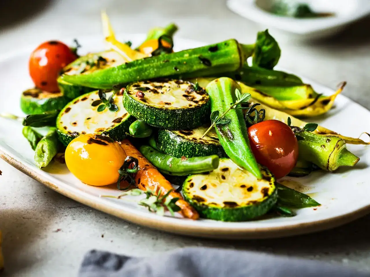 L&eacute;gumes grill&eacute;s color&eacute;s, courgettes, tomates, carottes et gombos, arros&eacute;s d'une vinaigrette soja savoureuse.