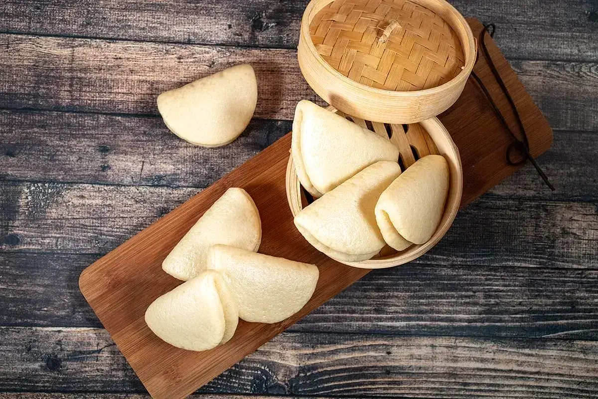 Bao buns moelleux, pr&ecirc;ts &agrave; &ecirc;tre garnis. Une recette facile pour des bao buns parfaits.
